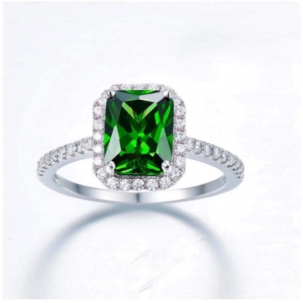 Sparkling Emerald Halo Ring